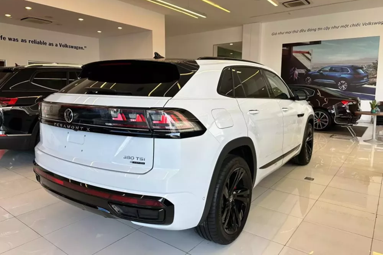 Theo công bố của nhân viên tư vấn bán hàng tại đại lý, mức giá xe Volkswagen Teramont X tại Việt Nam sẽ có giá dự kiến 2,168 tỷ đồng. Nếu giá bán này là chính xác thì xe sẽ rẻ hơn đáng kể so với người anh em Volkswagen Teramont đang được bán tại Việt Nam (2,499 tỷ đồng).