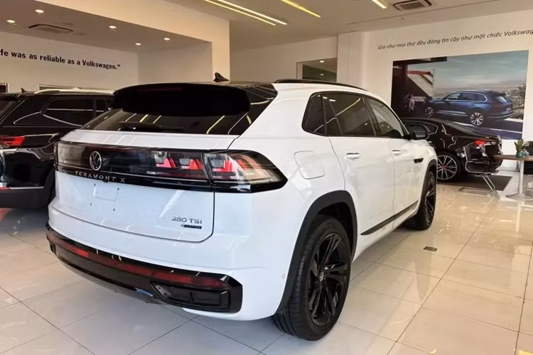 Theo công bố của nhân viên tư vấn bán hàng tại đại lý, mức giá xe Volkswagen Teramont X tại Việt Nam sẽ có giá dự kiến 2,168 tỷ đồng. Nếu giá bán này là chính xác thì xe sẽ rẻ hơn đáng kể so với người anh em Volkswagen Teramont đang được bán tại Việt Nam (2,499 tỷ đồng).