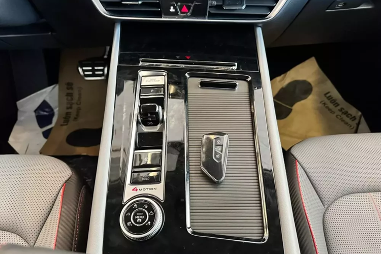 Cuối cùng là những trang bị an toàn hiện đại như 9 túi khí, hệ thống kiểm soát hành trình thích ứng, camera 360 độ, cảnh báo tiền va chạm tích hợp phanh tự động, hệ thống hỗ trợ đỗ xe tự động, hỗ trợ giữ làn đường, hỗ trợ chuyển làn đường, cảnh báo mất tập trung, cảm biến hỗ trợ đỗ xe trước/sau và cảnh báo va chạm khi mở cửa.