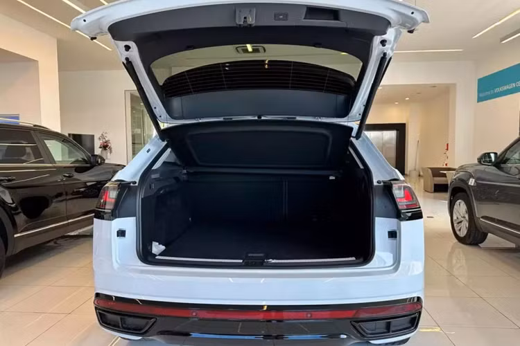 Tuy nhiên, sẽ không bất ngờ nếu xe có những trang bị như ghế lái chỉnh điện 12 hướng, gương chiếu hậu chống chói tự động, bảng đồng hồ kỹ thuật số 10,25 inch, màn hình cảm ứng trung tâm 12 inch, hệ thống âm thanh Harman Kardon 12 loa, cửa cốp chỉnh điện với cảm biến đá chân, màn hình hiển thị thông tin kính lái HUD, điều hòa tự động, đèn viền trang trí, sạc điện thoại không dây và phanh tay điện tử.