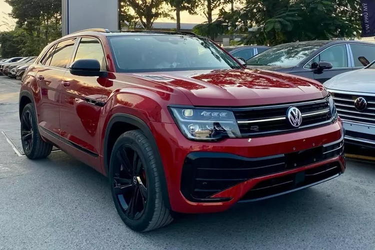 Khi mua mẫu xe này, khách hàng Việt Nam có thể chọn các màu sơn ngoại thất là đỏ, đen, xám và trắng. Volkswagen Teramont X sẽ cùng với người anh em Teramont đấu lại các đối thủ như Hyundai Palisade và Ford Explorer.