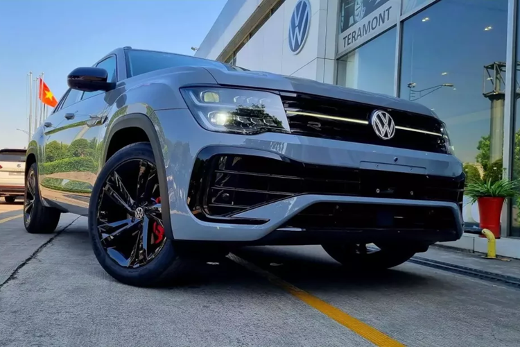 Do đó, xe có hàng loạt chi tiết ngoại thất màu đen bóng làm điểm nhấn như lưới tản nhiệt, khe gió nằm vắt ngang trên cản trước, hốc gió trung tâm, vành la-zăng, nẹp trang trí sau chắn bùn trước, ốp cửa, ốp gương chiếu hậu, ăng ten vây cá mập, baga nóc, viền bao quanh đèn hậu, cánh gió mui và cản sau.