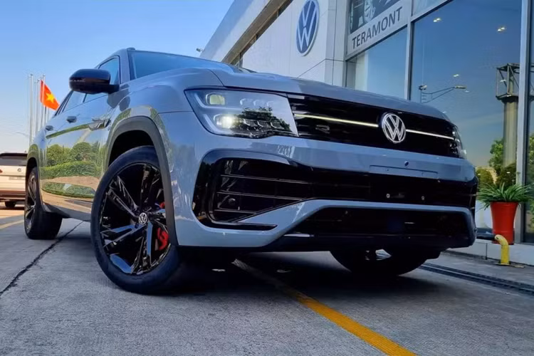 Do đó, xe có hàng loạt chi tiết ngoại thất màu đen bóng làm điểm nhấn như lưới tản nhiệt, khe gió nằm vắt ngang trên cản trước, hốc gió trung tâm, vành la-zăng, nẹp trang trí sau chắn bùn trước, ốp cửa, ốp gương chiếu hậu, ăng ten vây cá mập, baga nóc, viền bao quanh đèn hậu, cánh gió mui và cản sau.