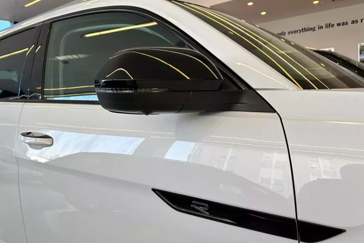 Bên cạnh đó là logo "R" trên lưới tản nhiệt và nẹp trang trí sau chắn bùn trước. Khác với người anh em Teramont, Volkswagen Teramont X chỉ được trang bị nội thất 2 hàng ghế với 5 chỗ ngồi. Khoang hành lý phía sau của xe có thể tích 540 lít hoặc 1.719 lít nếu gập ghế sau.