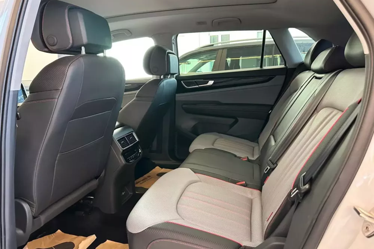 Nội thất của xe được bọc da phối 2 màu đen - xám thanh lịch, điểm xuyết bằng những chi tiết màu đỏ như chỉ khâu trên ghế hay chấu vô lăng. Trong khi đó, mặt táp-lô được ốp gỗ màu đen bóng, khắc dòng chữ "Teramont X". Hiện thông tin cụ thể về trang bị nội thất của mẫu SUV lai Coupe này tại Việt Nam chưa được công bố.