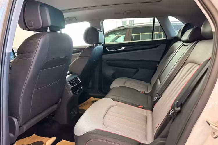 Nội thất của xe được bọc da phối 2 màu đen - xám thanh lịch, điểm xuyết bằng những chi tiết màu đỏ như chỉ khâu trên ghế hay chấu vô lăng. Trong khi đó, mặt táp-lô được ốp gỗ màu đen bóng, khắc dòng chữ "Teramont X". Hiện thông tin cụ thể về trang bị nội thất của mẫu SUV lai Coupe này tại Việt Nam chưa được công bố.