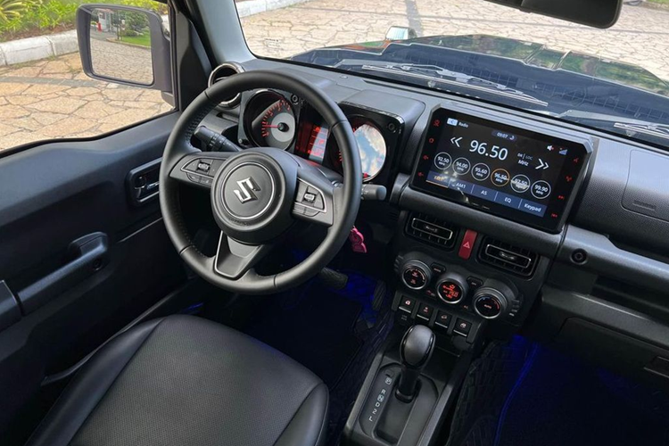 Về nội thất, vì là xe chuyên dành cho off-road nên khoang cabin của Suzuki Jimny được thiết kế khá đơn giản. Nội thất chiếc Suzuki Jimny 2024 trong bài gần như không có gì thay đổi so với xe nguyên bản, ngoại trừ ghế bọc nỉ được bọc lại da toàn bộ và trang bị thêm thảm trải sàn 