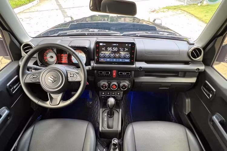 Với gói độ này “tiểu G-Class” trở nên hầm hố hơn hẳn so với xe nguyên bản và khi kết hợp với màu sơn ngoại thất đen bóng thì lại càng làm tăng thêm độ “ngầu” cho xe. Một số trang bị nổi bật ở ngoại thất xe gồm đèn pha LED thấu kính với tính năng tự động bật/tắt, góc tới 37 độ, góc vượt đỉnh dốc 28 độ và góc thoát 49 độ. 