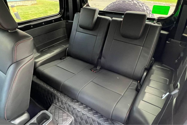 Còn lại, xe vẫn sở hữu: vô lăng bọc da tích hợp phím chức năng, bảng đồng hồ analogue với màn hình đa thông tin ở giữa, màn hình cảm ứng trung tâm 7 inch có kết nối Apple CarPlay/Android Auto. 