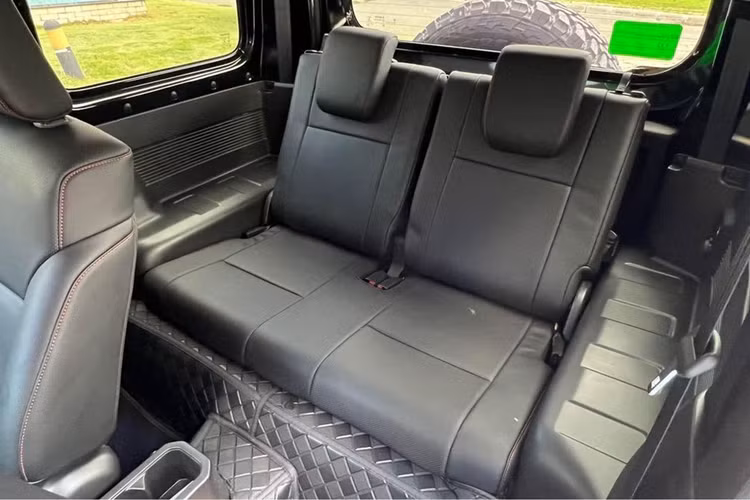 Còn lại, xe vẫn sở hữu: vô lăng bọc da tích hợp phím chức năng, bảng đồng hồ analogue với màn hình đa thông tin ở giữa, màn hình cảm ứng trung tâm 7 inch có kết nối Apple CarPlay/Android Auto. 