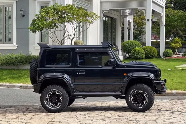 Về trang bị an toàn, Suzuki Jimny sẽ sở hữu loạt tính năng hỗ trợ lái như: chống bó cứng phanh, cân bằng điện tử, hỗ trợ lên dốc, hỗ trợ xuống dốc và hệ thống 6 túi khí. Cung cấp sức mạnh cho Suzuki Jimny tại thị trường Việt Nam là động cơ xăng hút khí tự nhiên 1.5L 4 xi-lanh cho ra công suất tối đa 101 mã lực và 130 Nm mô-men xoắn. 