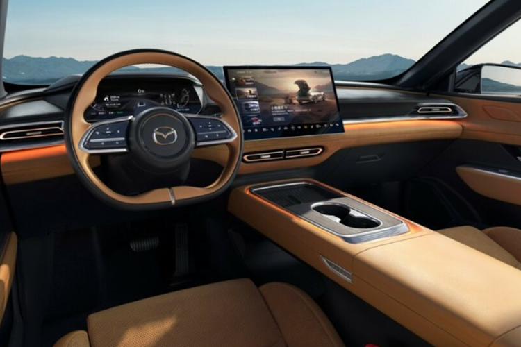 Đầu xe gây ấn tượng với cụm lưới tản nhiệt giả có thiết kế kiểu 3D, đi kèm dải đèn LED phát sáng ở quanh viền. Ở hai bên là cụm đèn chiếu sáng ban ngày thanh mảnh mang đặc trưng của Mazda. Trong khi đó, đèn pha chính được tách rời, đặt thấp xuống phía dưới.