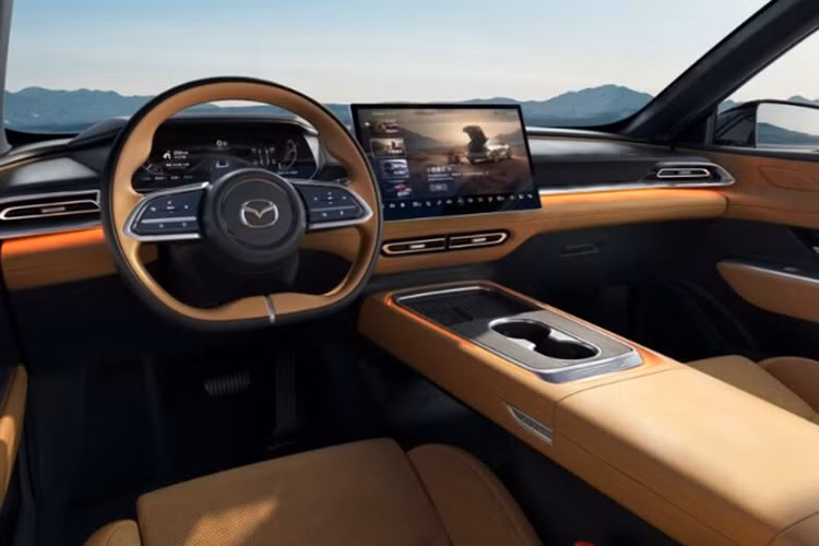 Đầu xe gây ấn tượng với cụm lưới tản nhiệt giả có thiết kế kiểu 3D, đi kèm dải đèn LED phát sáng ở quanh viền. Ở hai bên là cụm đèn chiếu sáng ban ngày thanh mảnh mang đặc trưng của Mazda. Trong khi đó, đèn pha chính được tách rời, đặt thấp xuống phía dưới.