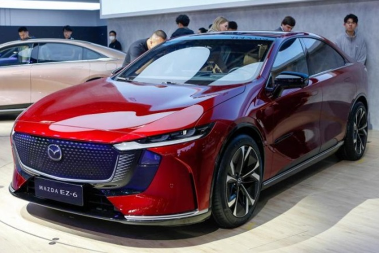 Mẫu xe sedan Mazda EZ-6 2025 dùng chung nền tảng khung gầm với Deepal SL03, một mẫu sedan khác của thương hiệu con thuộc Changan, nhưng có kiểu dáng mang ngôn ngữ thiết kế KODO của Mazda.