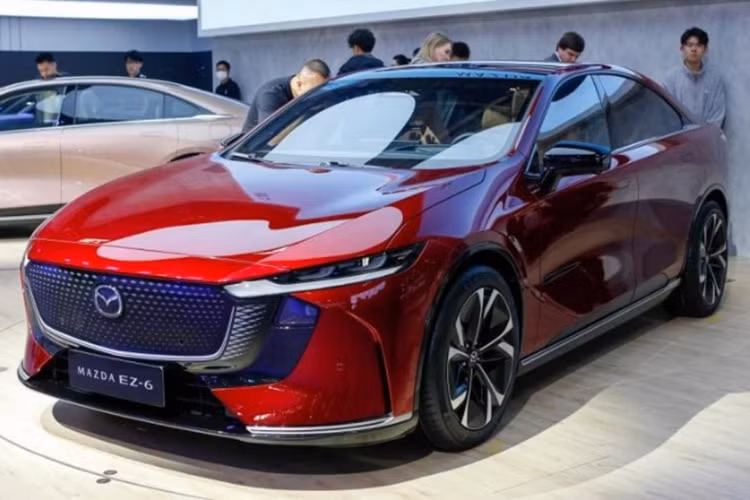 Mẫu xe sedan Mazda EZ-6 2025 dùng chung nền tảng khung gầm với Deepal SL03, một mẫu sedan khác của thương hiệu con thuộc Changan, nhưng có kiểu dáng mang ngôn ngữ thiết kế KODO của Mazda.
