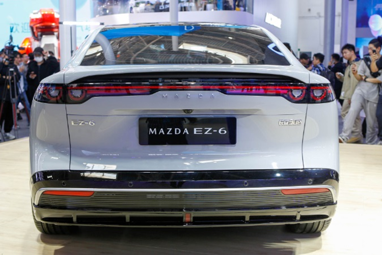 Xe được trang bị hệ thống âm thanh Sony cao cấp thay vì dàn loa Bose như các mẫu Mazda thông thường. Bên cạnh đó, mẫu sedan này cũng có cả đèn viền nội thất. Mazda EZ-6 được áp dụng công nghệ trí tuệ nhân tạo và điện hóa hàng đầu của Changan Automobile.