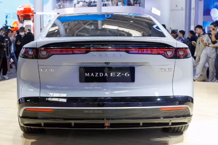 Xe được trang bị hệ thống âm thanh Sony cao cấp thay vì dàn loa Bose như các mẫu Mazda thông thường. Bên cạnh đó, mẫu sedan này cũng có cả đèn viền nội thất. Mazda EZ-6 được áp dụng công nghệ trí tuệ nhân tạo và điện hóa hàng đầu của Changan Automobile.