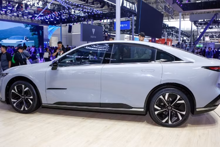 Mazda EZ-6 sở hữu chiều dài x rộng x cao lần lượt là 4.921 x 1.890 x 1.485 mm. Kích thước này lớn hơn đáng kể so với Mazda6 hiện tại (4.865 x 1.840 x 1.450 mm). Xe có thiết kế mang hơi hướng thể thao với trần xe vuốt dốc kiểu fastback và cánh gió liền cốp mở chủ động.