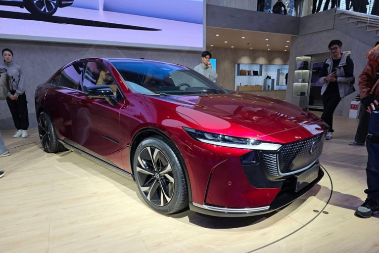 Hiện chưa có thông tin đầy đủ về cấu hình và trang bị của EZ-6, nhưng Mazda đã xác nhận mẫu sedan này có tùy chọn trang bị hệ truyền động giống Deepal SL03 với các phiên bản xe thuần điện hoặc hybrid.