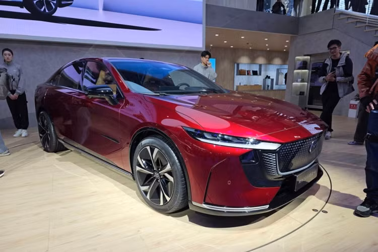 Hiện chưa có thông tin đầy đủ về cấu hình và trang bị của EZ-6, nhưng Mazda đã xác nhận mẫu sedan này có tùy chọn trang bị hệ truyền động giống Deepal SL03 với các phiên bản xe thuần điện hoặc hybrid.