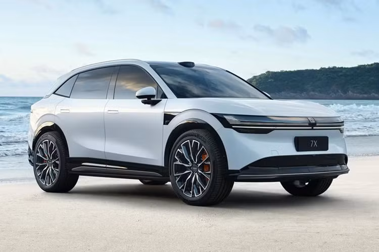 Đặc biệt, pin LEP có hỗ trợ sạc 5,5C (có thể sạc từ 10% lên 80% trong 10,5 phút thông qua sạc nhanh DC). Cung cấp sức mạnh cho Zeekr 7X là hai tùy chọn động cơ. Thứ nhất là phiên bản tiêu chuẩn được trang bị một motor điện ở trục sau cho công suất tối đa 415 mã lực.