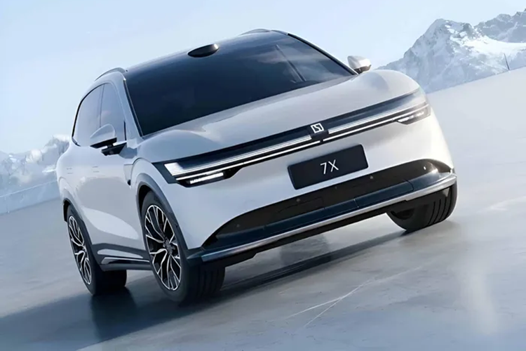 Thứ hai là bản cao cấp hơn được trang bị hai mô tơ điện, cùng hệ dẫn động 4 bánh cho công suất đầu ra tối đa 636 mã lực. Tại Trung Quốc, giá xe Zeekr 7X 2024 được bán với 3 phiên bản dao động từ 32.600-38.250 USD (tương đương khoảng từ từ 752 - 822 triệu đồng).