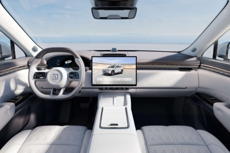 Zeekr 7X mang dáng dấp hiện đại vô cùng tinh tế. Đầu xe gây ấn tượng với dải đèn tương tác ngay phía trên đèn pha chính. Xe còn có cảm biến LiDAR gắn trên nóc, cảm biến gắn trên chắn bùn, cùng tay nắm cửa dạng ẩn và đèn hậu “Super Red” trải dài toàn bộ chiều rộng của xe.