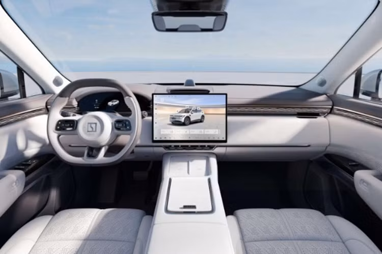 Zeekr 7X mang dáng dấp hiện đại vô cùng tinh tế. Đầu xe gây ấn tượng với dải đèn tương tác ngay phía trên đèn pha chính. Xe còn có cảm biến LiDAR gắn trên nóc, cảm biến gắn trên chắn bùn, cùng tay nắm cửa dạng ẩn và đèn hậu “Super Red” trải dài toàn bộ chiều rộng của xe.