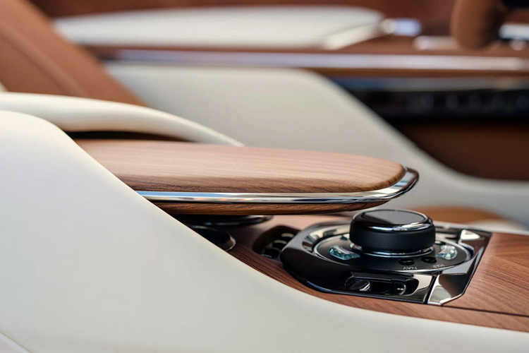 Để tôn vinh lớp hoàn thiện sáng bóng như gương trên những chiếc Rolls-Royce nổi tiếng trong lịch sử, một số thành phần trên Arcadia Droptail như viền lưới tản nhiệt bên ngoài, các mảnh cánh gió ‘gấp khúc’ và bộ mâm hợp kim 22 inch đều được đánh bóng hoàn toàn như gương.