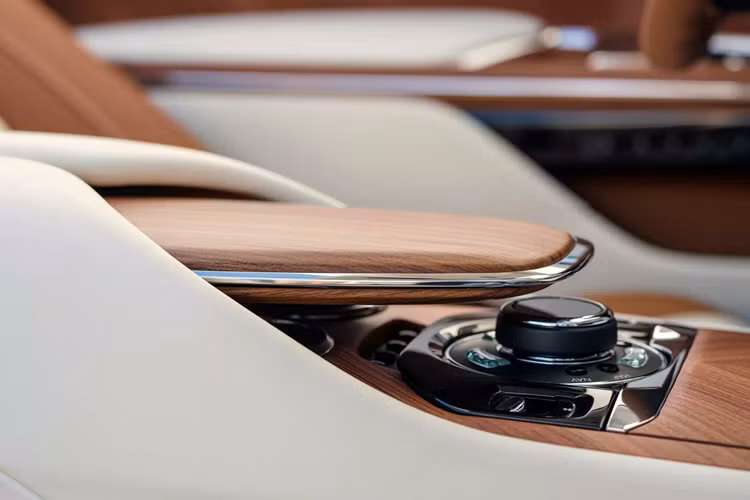 Để tôn vinh lớp hoàn thiện sáng bóng như gương trên những chiếc Rolls-Royce nổi tiếng trong lịch sử, một số thành phần trên Arcadia Droptail như viền lưới tản nhiệt bên ngoài, các mảnh cánh gió ‘gấp khúc’ và bộ mâm hợp kim 22 inch đều được đánh bóng hoàn toàn như gương.