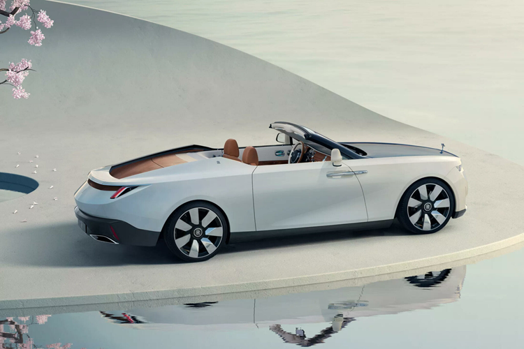 Như vậy, tại thời điểm này chỉ còn 1 chiếc Droptail nữa chưa được Rolls-Royce tiết lộ. Hãng xe sang Anh quốc nhận được yêu cầu từ một khách hàng thượng lưu thông qua bản phác thảo vẽ tay vào năm 2019 về một chiếc roadster mui trần có dáng thấp và những đường nét thân xe ấn tượng.