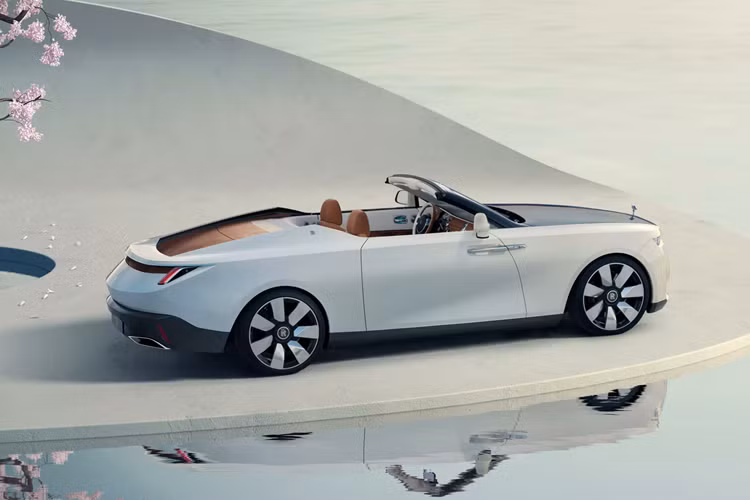 Như vậy, tại thời điểm này chỉ còn 1 chiếc Droptail nữa chưa được Rolls-Royce tiết lộ. Hãng xe sang Anh quốc nhận được yêu cầu từ một khách hàng thượng lưu thông qua bản phác thảo vẽ tay vào năm 2019 về một chiếc roadster mui trần có dáng thấp và những đường nét thân xe ấn tượng.