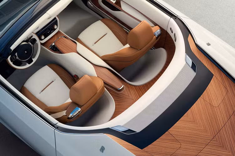 Tên gọi của Rolls-Royce Arcadia Droptail siêu sang lấy cảm hứng từ vương quốc thần thoại Arcadia, một vùng đất được mô tả trong thần thoại Hy Lạp cổ đại là “Thiên đường trên Trái đất”, nổi tiếng với những điều phi thường, vẻ đẹp tự nhiên và sự hài hòa hoàn hảo. Điều này khiến cho Arcadia Droptail có ý nghĩa trừu tượng hơn hẳn so với La Rose Noire “bông hồng đen” và Amethyst Droptail “thạch anh tím”.