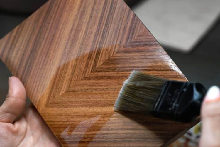 Họa tiết trang trí dạng vân Guilloché trên mặt đồng hồ được chạm khắc tinh tế với tổng cộng 119 vân. Ý nghĩa của con số này liên quan đến thời điểm lần đầu khách hàng được nhìn thấy chiếc Arcadia Droptail đang gần hoàn tất là vào năm 2023, cũng chính là năm thứ 119 hoạt động trong ngành chế tác xe của Rolls-Royce.