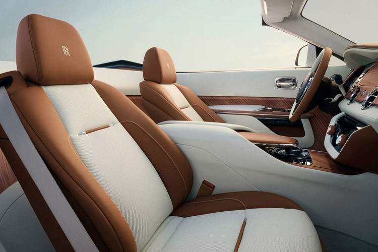 Đây là loại gỗ tốt nhất trong số các loại gỗ được sử dụng trong xe Rolls-Royce từ trước đến nay, đặt ra cho các nhà thiết kế một thách thức đặc biệt khi thao tác và làm khô vật liệu. Có tổng cộng 233 tấm gỗ Santos Straight Grain thượng hạng được sử dụng, trong đó riêng tấm gỗ cong tại phần nắp khoang hành lý phía sau tạo nên bởi 76 tấm.