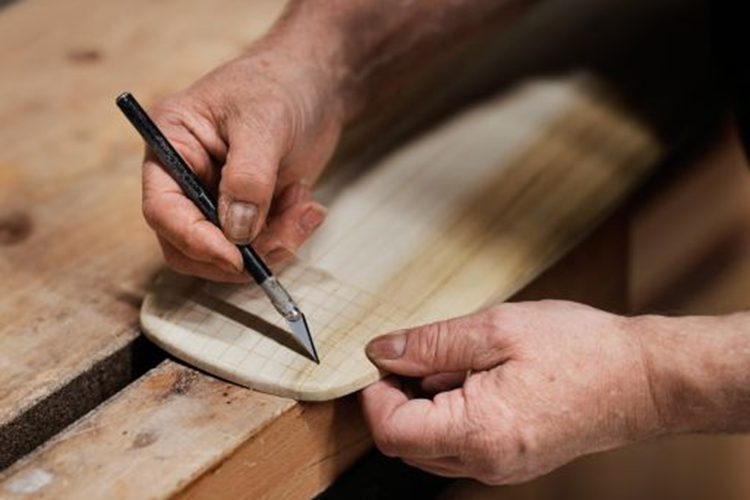 Không dừng lại ở đó, các tiêu chuẩn kiểm tra và xác nhận của Rolls-Royce đối với mặt đồng hồ kim này còn đạt đến mức độ cao hơn, khi các chuyên gia nỗ lực thử nghiệm nhiều loại vật liệu khác nhau để đảm bảo đồng hồ có tuổi thọ cao.