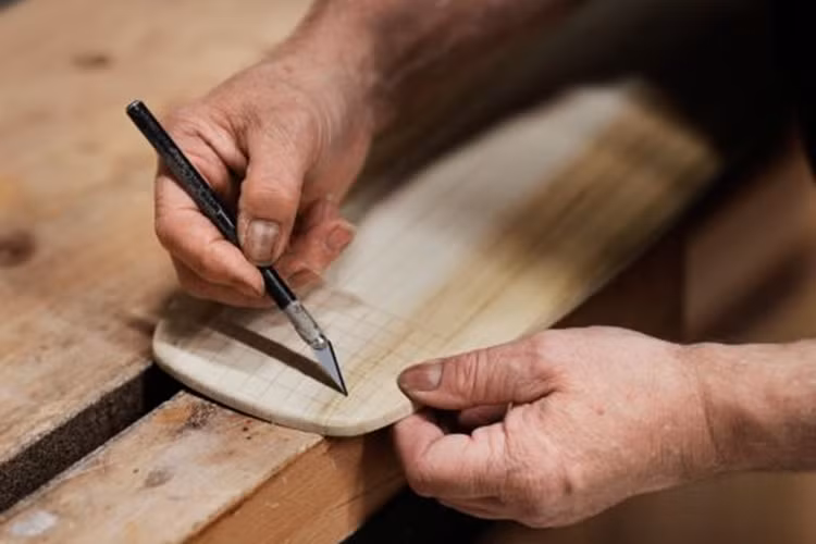 Không dừng lại ở đó, các tiêu chuẩn kiểm tra và xác nhận của Rolls-Royce đối với mặt đồng hồ kim này còn đạt đến mức độ cao hơn, khi các chuyên gia nỗ lực thử nghiệm nhiều loại vật liệu khác nhau để đảm bảo đồng hồ có tuổi thọ cao.