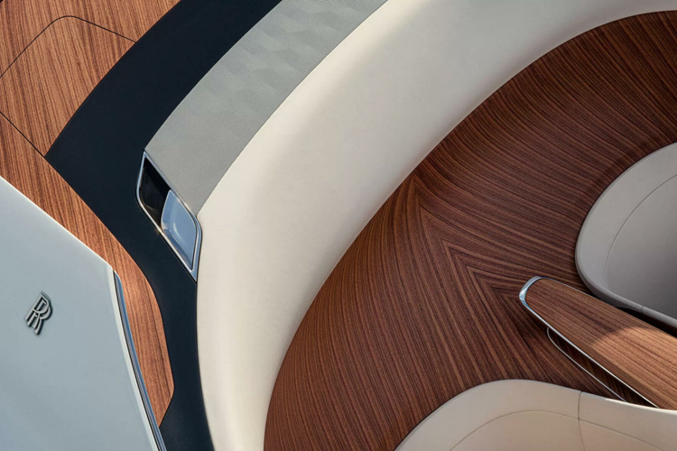 Tổng thời gian dành để chế tác gỗ cho xe lên đến 8.000 giờ, tương đương khoảng 11 tháng liên tục. Song song với đó là quá trình thực hiện mặt đồng hồ kim gắn trên bảng táp-lô cũng vô cùng cầu kỳ, khi cần đến 2 năm để lên kế hoạch và 5 tháng lắp ráp.