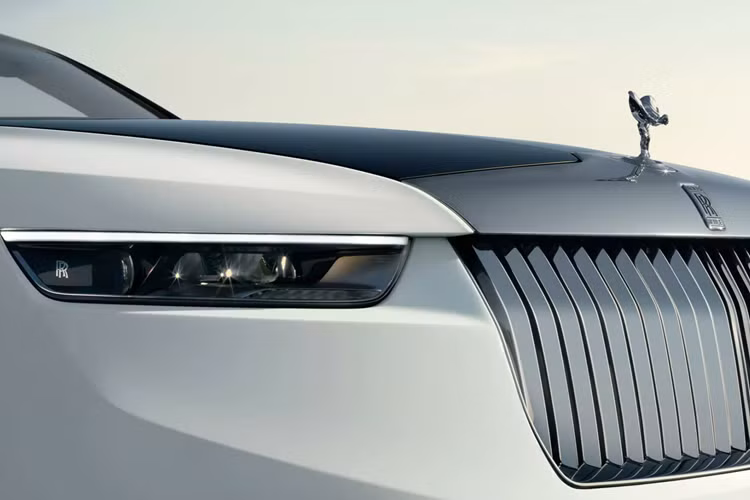 Lớp sơn phản chiếu ánh sáng mặt trời và tạo bóng ấn tượng để thể hiện những nét thiết kế trang nhã. So với 2 chiếc Droptail đã từng ra mắt trước đó, Arcadia Droptail có một điểm khác biệt quan trọng nằm ở chất liệu sợi carbon được sử dụng cho các phần bên dưới của thân xe.