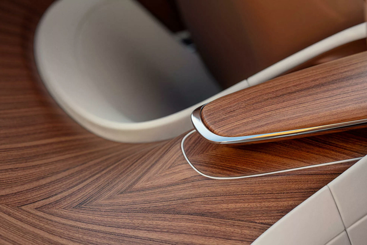 Thay vì phải lắp đặt cơ cấu mui đóng/mở cồng kềnh, xe được kèm theo một tấm ốp nhẹ có thể lắp đặt và tháo rời dễ dàng khi thời tiết thay đổi bất chợt. Nội thất bọc da được hoàn thiện với hai màu sắc Bespoke được đặt theo tên của khách hàng và dành riêng cho nhu cầu sử dụng của họ.