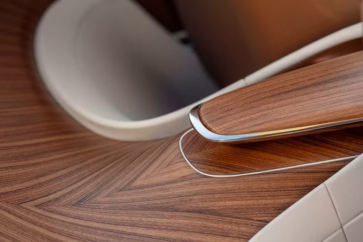 Thay vì phải lắp đặt cơ cấu mui đóng/mở cồng kềnh, xe được kèm theo một tấm ốp nhẹ có thể lắp đặt và tháo rời dễ dàng khi thời tiết thay đổi bất chợt. Nội thất bọc da được hoàn thiện với hai màu sắc Bespoke được đặt theo tên của khách hàng và dành riêng cho nhu cầu sử dụng của họ.