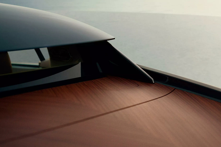 Santos Straight Grain là một loại gỗ tinh tế, mật độ cao và là chất liệu chính của một món đồ nội thất tinh xảo trong nhà vị khách hàng. Dựa trên nguồn cảm hứng đó, Rolls-Royce ứng dụng loại gỗ này cho nội thất xe với mục tiêu làm nổi bật hình ảnh hoa văn thớ lồng vào nhau, tạo nên sự hấp dẫn thị giác và kết cấu phong phú.