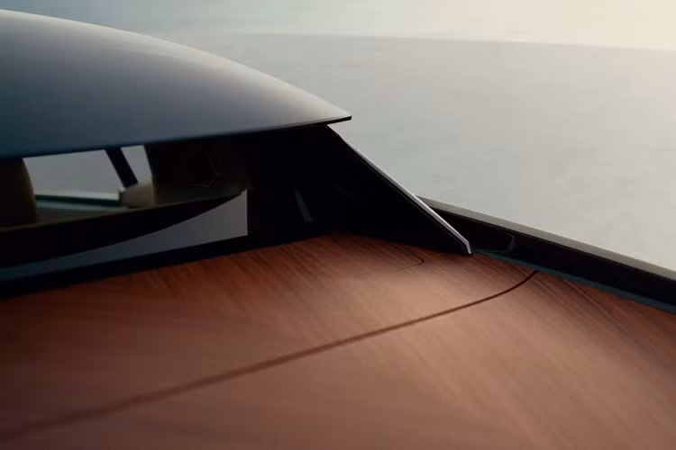 Santos Straight Grain là một loại gỗ tinh tế, mật độ cao và là chất liệu chính của một món đồ nội thất tinh xảo trong nhà vị khách hàng. Dựa trên nguồn cảm hứng đó, Rolls-Royce ứng dụng loại gỗ này cho nội thất xe với mục tiêu làm nổi bật hình ảnh hoa văn thớ lồng vào nhau, tạo nên sự hấp dẫn thị giác và kết cấu phong phú.