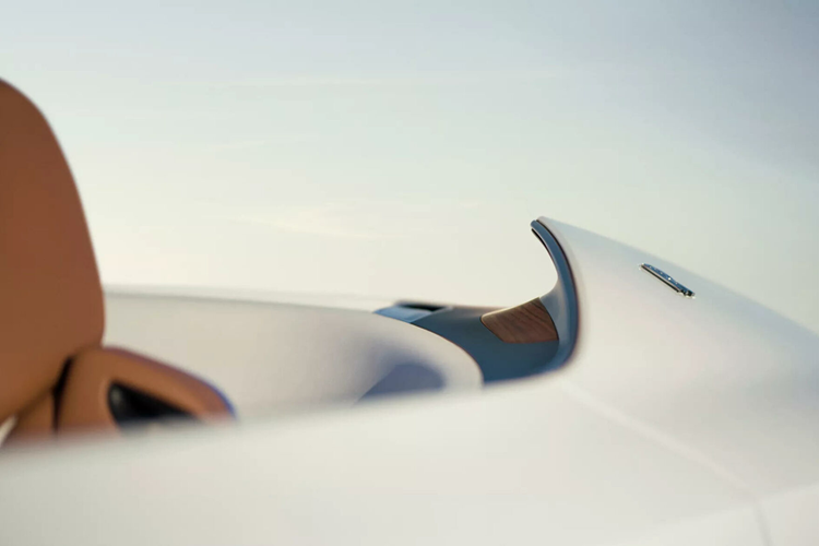 Sắc trắng tiếp tục là tông màu chủ đạo tại đây, được kết hợp hài hòa với màu nâu cho phần ngoài của ghế ngồi và tựa đầu. Màu nâu này được các nghệ nhân Rolls-Royce Coachbuild tạo ra để phối cùng với gỗ Santos Straight Grain – thành phần xuất hiện nhiều nhất bên trong khoang cabin.