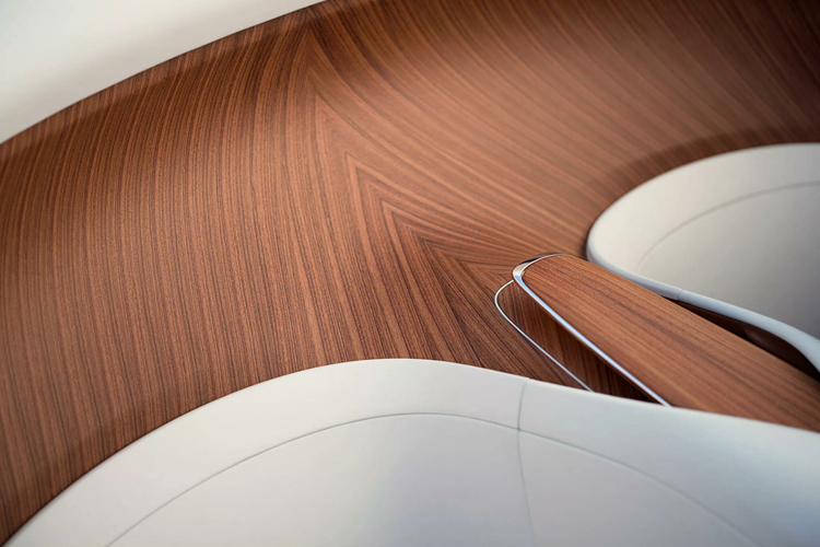 Thiết kế và họa tiết trang trí cho xe cũng được lấy cảm hứng từ các khu vực được vị khách hàng yêu thích trên khắp thế giới – bao gồm Singapore, Indonesia và Việt Nam – cũng như những khu vườn và kiến trúc đậm chất nhiệt đới ở những quốc gia này. Chúng được hòa trộn cùng phong cách lịch lãm Anh Quốc đặc trưng của Rolls-Royce.