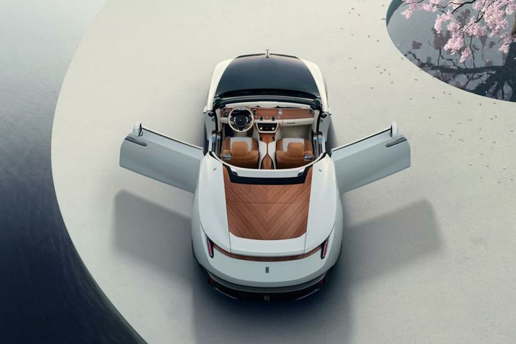 Phần còn lại tạo thành viền bao quanh người ngồi, kéo dài từ bảng điều khiển, qua các cánh cửa đến phần cong sau ghế. Đội ngũ Rolls-Royce đã phải vận dụng đến kỹ thuật dùng cho xe đua F1 khi thiết lập nên những tấm khung bằng sợi carbon để gỗ có thể phủ lên và cố định.