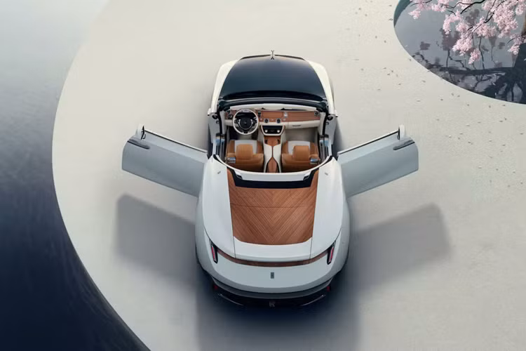 Phần còn lại tạo thành viền bao quanh người ngồi, kéo dài từ bảng điều khiển, qua các cánh cửa đến phần cong sau ghế. Đội ngũ Rolls-Royce đã phải vận dụng đến kỹ thuật dùng cho xe đua F1 khi thiết lập nên những tấm khung bằng sợi carbon để gỗ có thể phủ lên và cố định.