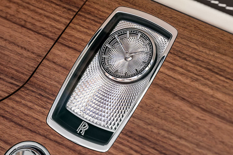 Mỗi chiếc Droptail đều mang trên mình dáng vẻ đặc trưng, thể hiện rõ nhất qua màu sơn ngoại thất. Nếu như chiếc La Rose Noire như một đóa hồng đen bí ẩn, Amethyst Droptail có tông màu tím tinh tế thì Arcadia Droptail lại cho thấy sự dịu dàng bởi màu trắng tổng thể và các điểm nhấn trang trí bằng gỗ gợi lên sự ấm áp.