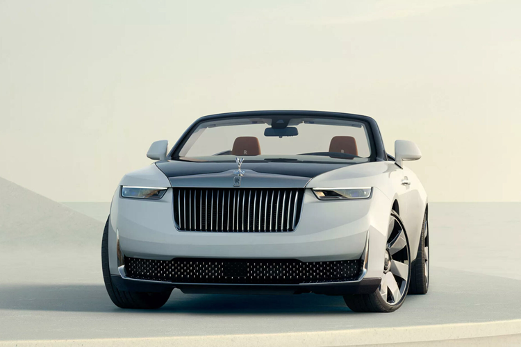 Sắc trắng độc đáo của Arcadia Droptail được tạo nên bởi lớp sơn có chứa các hạt nhôm và thủy tinh khiến thân xe lấp lánh dưới ánh sáng, tạo ảo giác về chiều sâu vô tận. Các bề mặt phía trên được trang trí bằng màu bạc Bespoke đậm chất kim loại và góp phần tạo nên tính tương phản trong 2 tông màu ngoại thất, tôn lên hình dáng và tỷ lệ của thân xe.