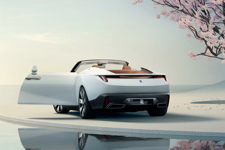 Một trong số đó là việc hoàn thiện các vạch phút bằng lớp phủ gốm thay vì anod hóa, đảm bảo độ ổn định theo thời gian cũng như giá trị thẩm mỹ. Các vạch giờ được vẽ thủ công cần camera phóng đại trợ giúp để đảm bảo độ chính xác, cũng như logo RR được gia công từ thép không gỉ.